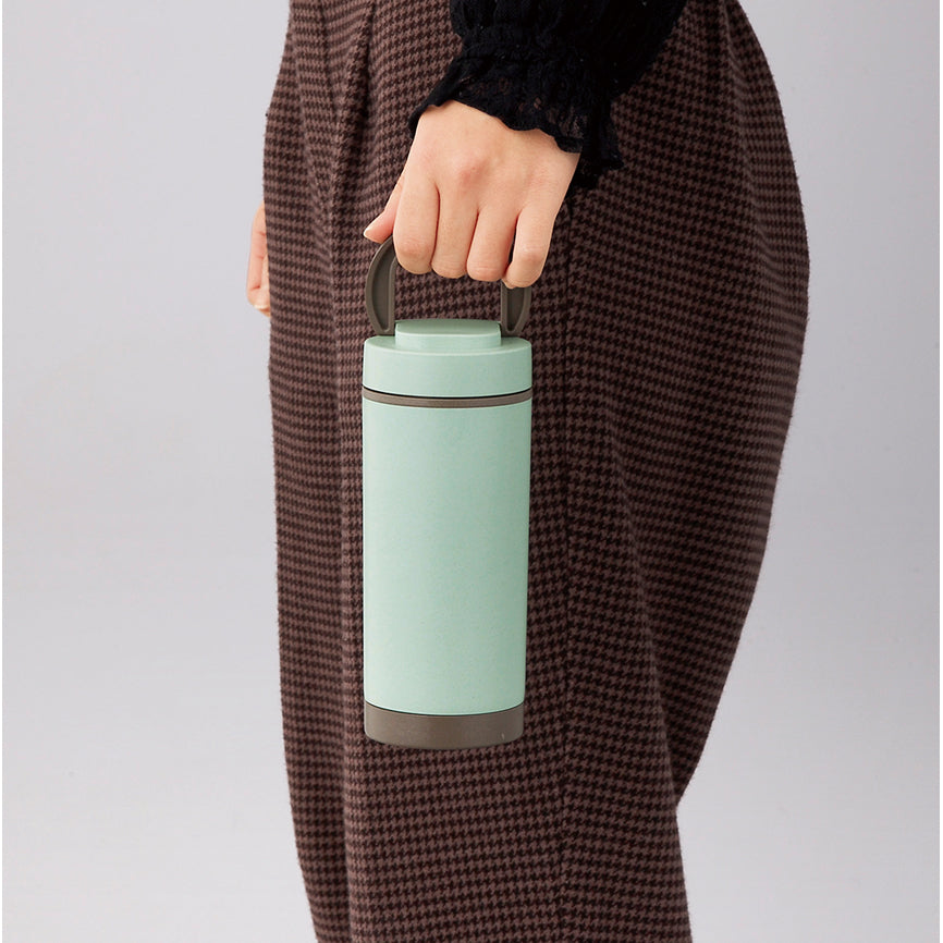 スフィア・バンブーファイバー二重構造マグボトルを手に持った画像