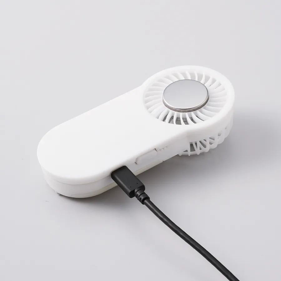 全面印刷できる冷却プレートUSBハンディファン　充電しているイメージ