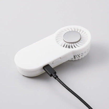 全面印刷できる冷却プレートUSBハンディファン　充電しているイメージ