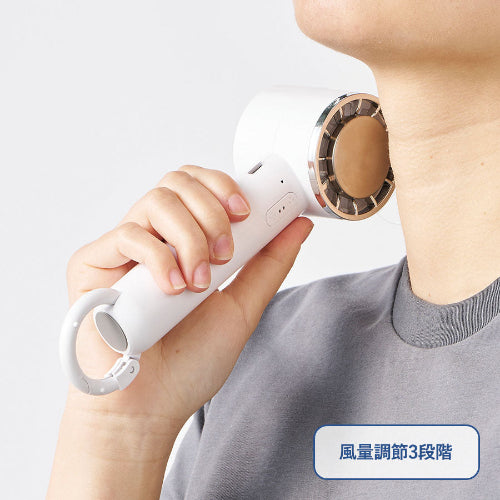 冷却プレートカラビナUSBハンディファン（リン酸鉄使用）を首に当てているイメージ