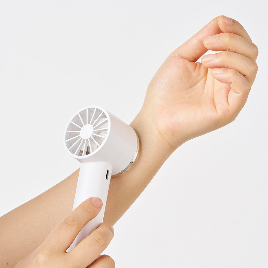 冷却プレートカラビナUSBハンディファン（リン酸鉄使用）の冷却プレートで手首を冷やすイメージ