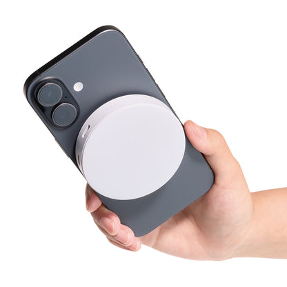 マグネット対応ワイヤレスモバイルチャージャー2500（準固体使用）をスマホに付けたイメージ