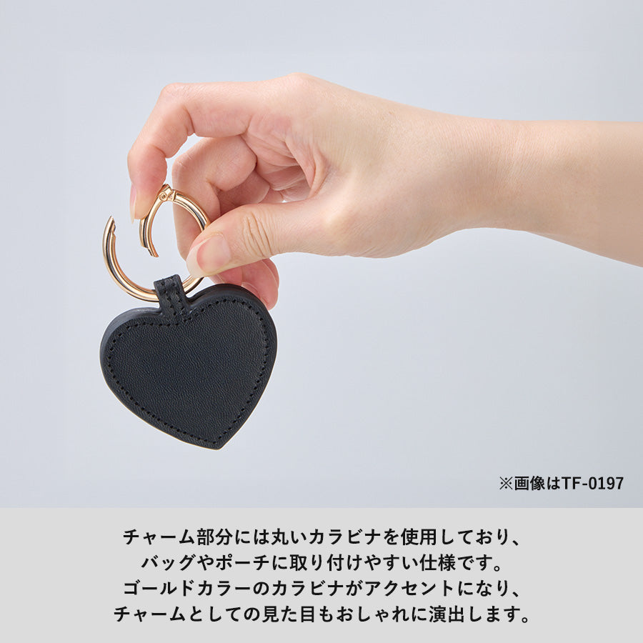 合皮マグネットチャーム　ラウンドはカラビナを使用しておりバッグやポーチに取り付けやすい仕様です
