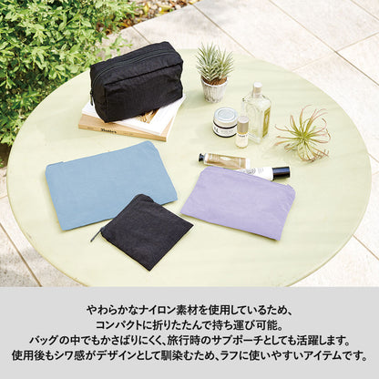 ワッシャーナイロンフラットポーチ（M）はやわらかなナイロン素材を使用しているためコンパクトに折り畳んで持ち運び可能です