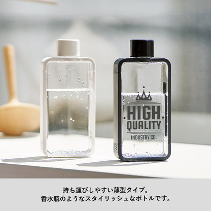フレームスクエアボトルは持ち運びしやすい薄型タイプです
