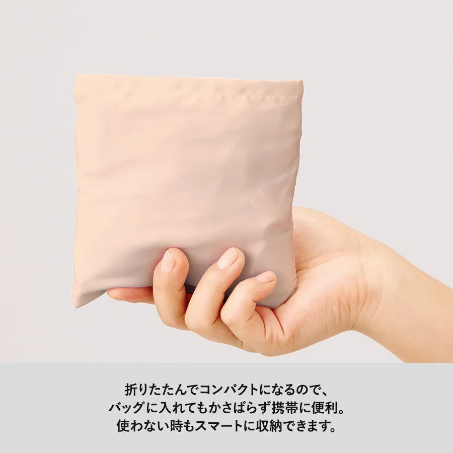 レインカバーにもなる撥水バッグ　折りたたんでコンパクトに