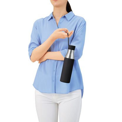 ツートン真空ステンレスボトル（ループ付き）のストラップ部分を持った写真