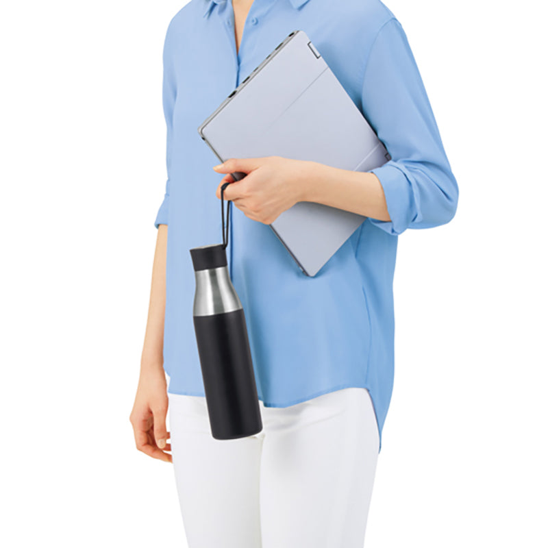 ツートン真空ステンレスボトル（ループ付き）のストラッ部分を持った写真