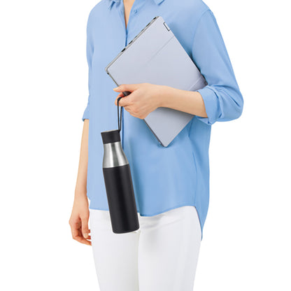 ツートン真空ステンレスボトル（ループ付き）のストラッ部分を持った写真