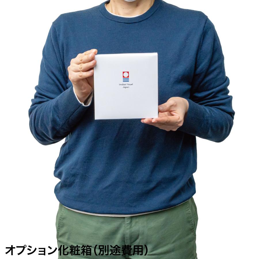 今治タオルハンカチ25×25cm　オプション化粧箱　手に持った時の大きさイメージ