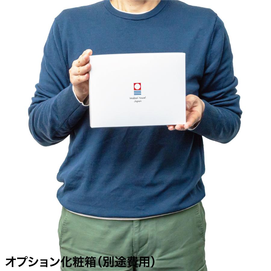 今治フェイスタオル34×80cm　オプション化粧箱(別途費用)手に持った時の大きさイメージ