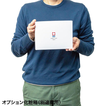 今治フェイスタオル34×80cm　オプション化粧箱(別途費用)手に持った時の大きさイメージ