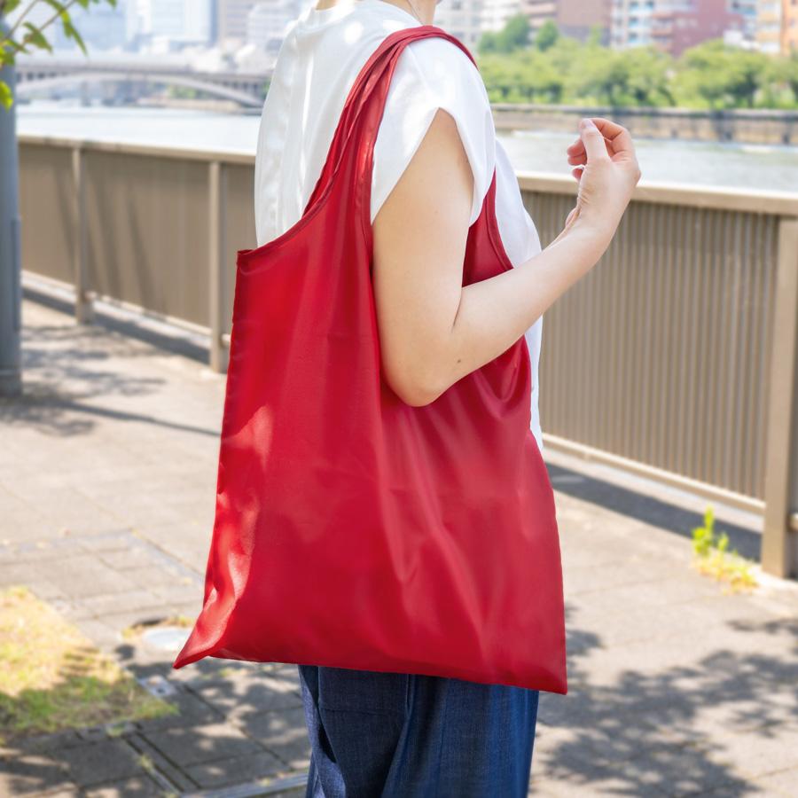 マルシェエコバッグを女性が肩に掛けた写真