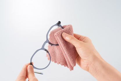 イエピカ　マイクロファイバークロス３枚組でメガネをふくイメージ