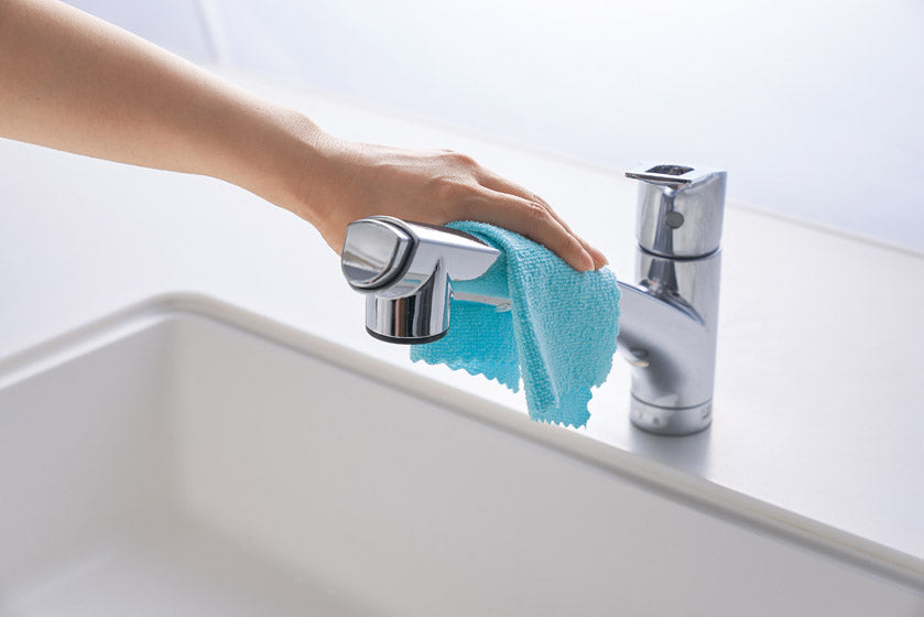 イエピカ　マイクロファイバークロス３枚組で蛇口を掃除するイメージ