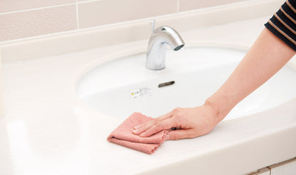 イエピカ　マイクロファイバークロス３枚組で洗面台を掃除するイメージ