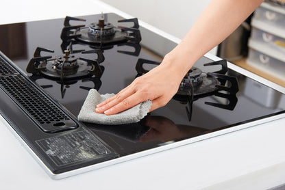 イエピカ　マイクロファイバークロス３枚組でコンロを掃除するイメージ