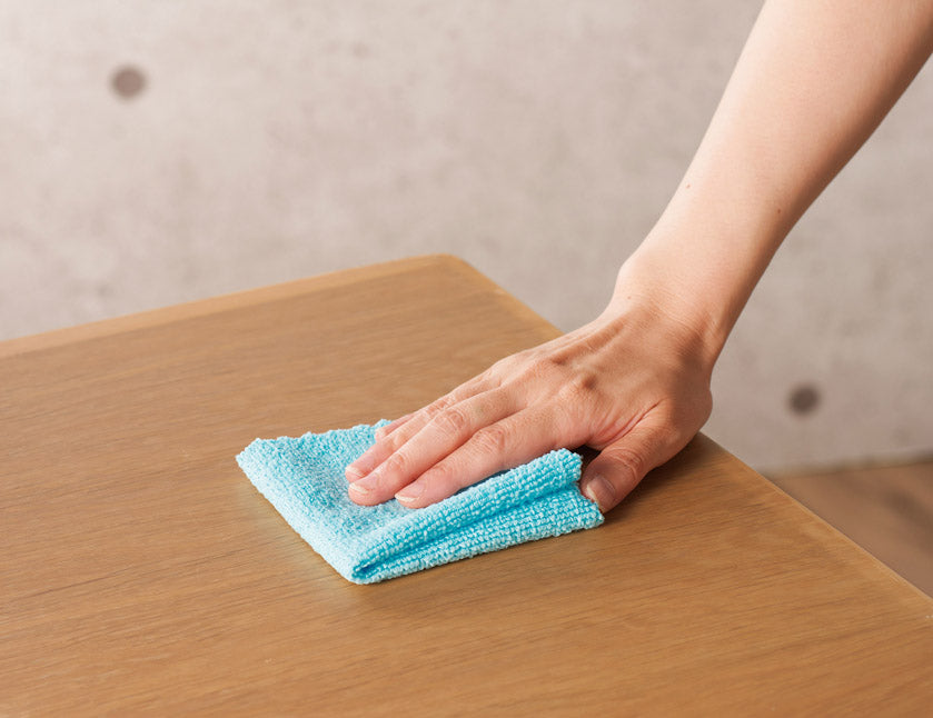 イエピカ　マイクロファイバークロス３枚組でテーブルを掃除するイメージ