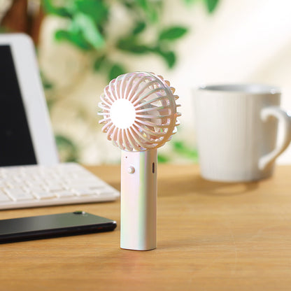 オーロラ充電式ハンディファン（ストラップ付き）　卓上での使用イメージ