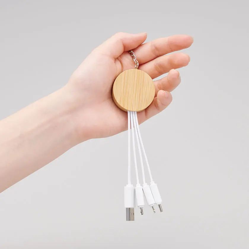 バンブー３in１充電ケーブル(※受注生産品)を手に持ったイメージ