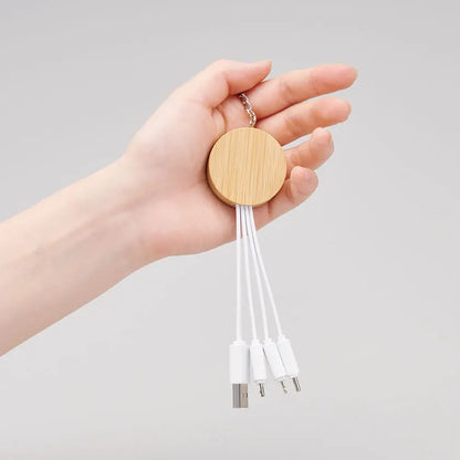 バンブー３in１充電ケーブル(※受注生産品)を手に持ったイメージ