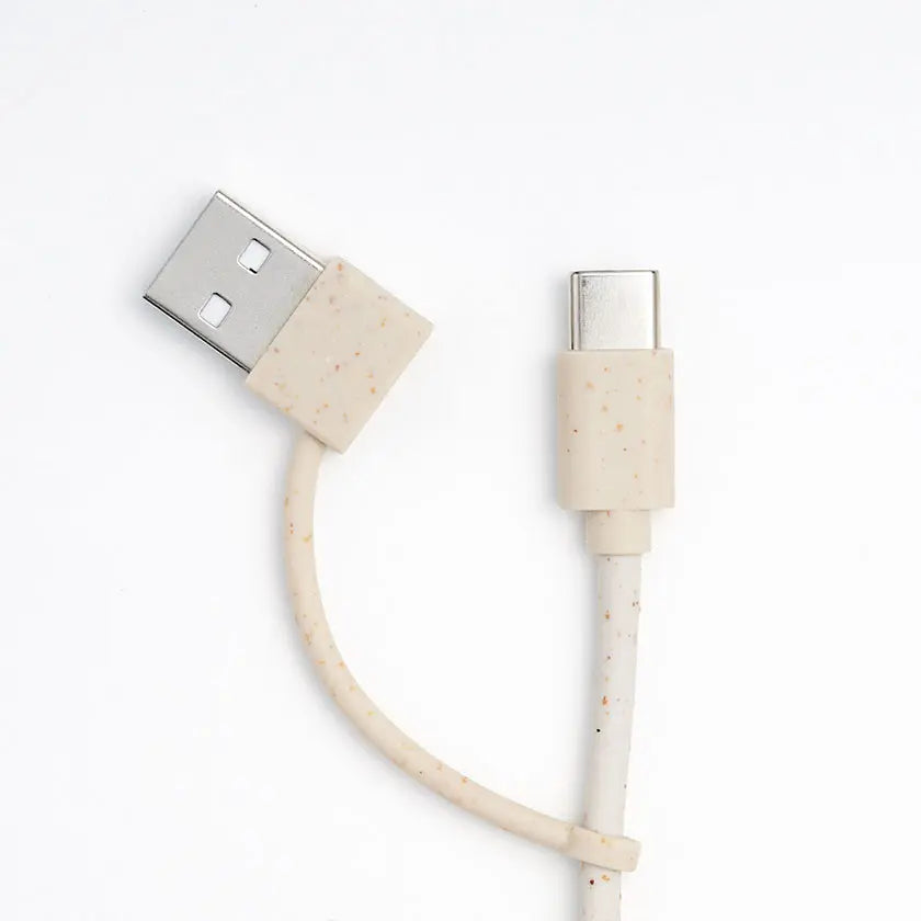 バンブーUSBハブのケーブルのアップ