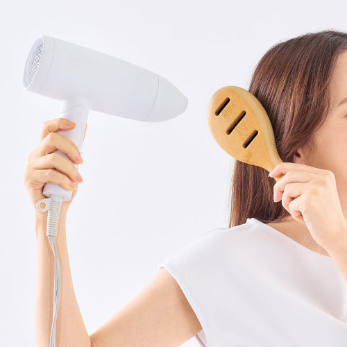 バンブーウインドヘアケアブラシ使用時