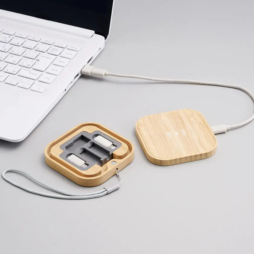 バンブーワイヤレス充電器＆ケーブルセットをPCにつないだイメージ