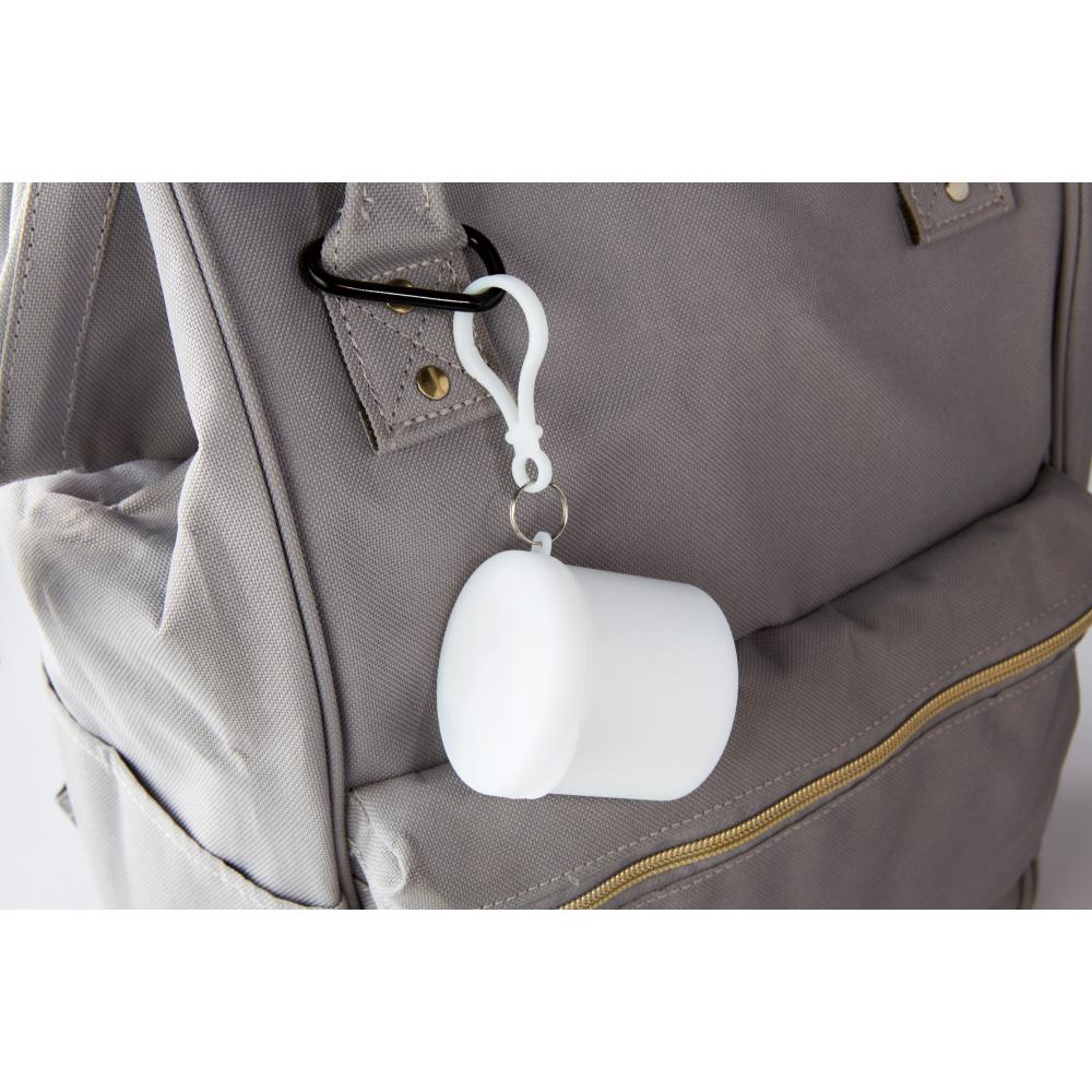 ケースインレインポンチョ　リュックに付けたイメージ