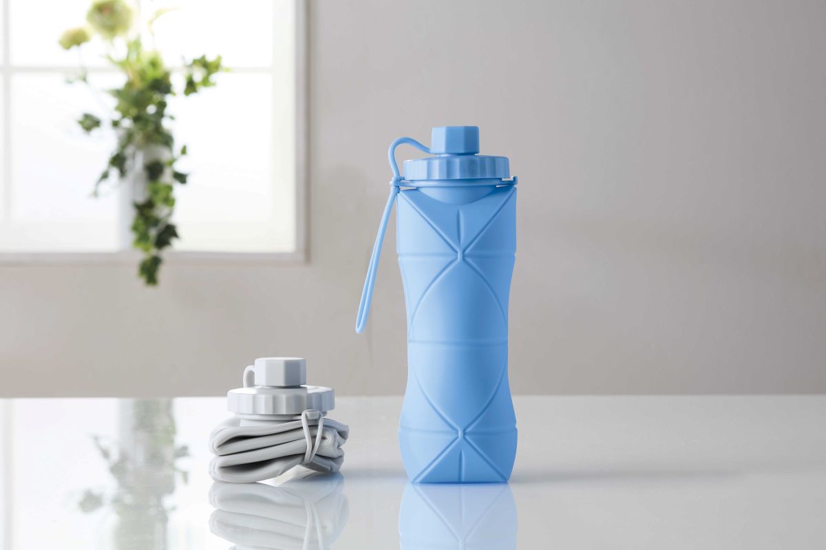 コルン／シリコン折りたたみボトル６００ｍｌ 折りたたみ時と広げた時の比較