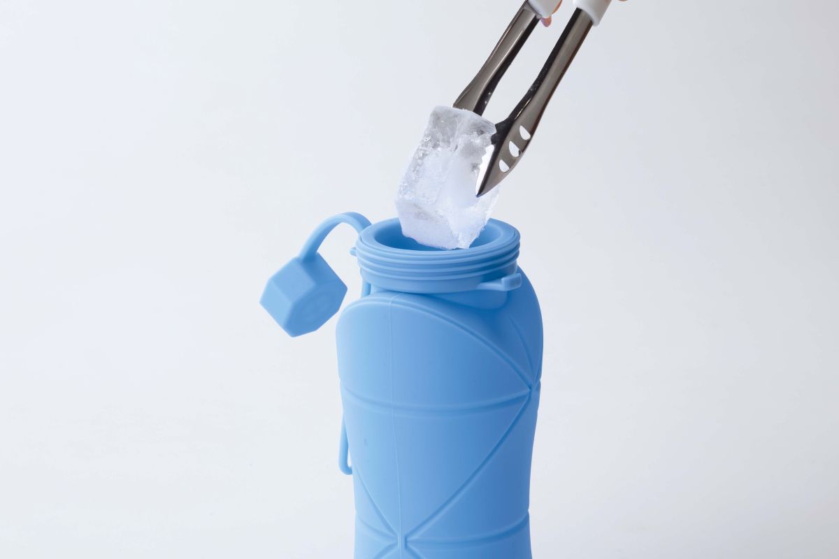 コルン／シリコン折りたたみボトル６００ｍｌ　角氷も入るボトル口