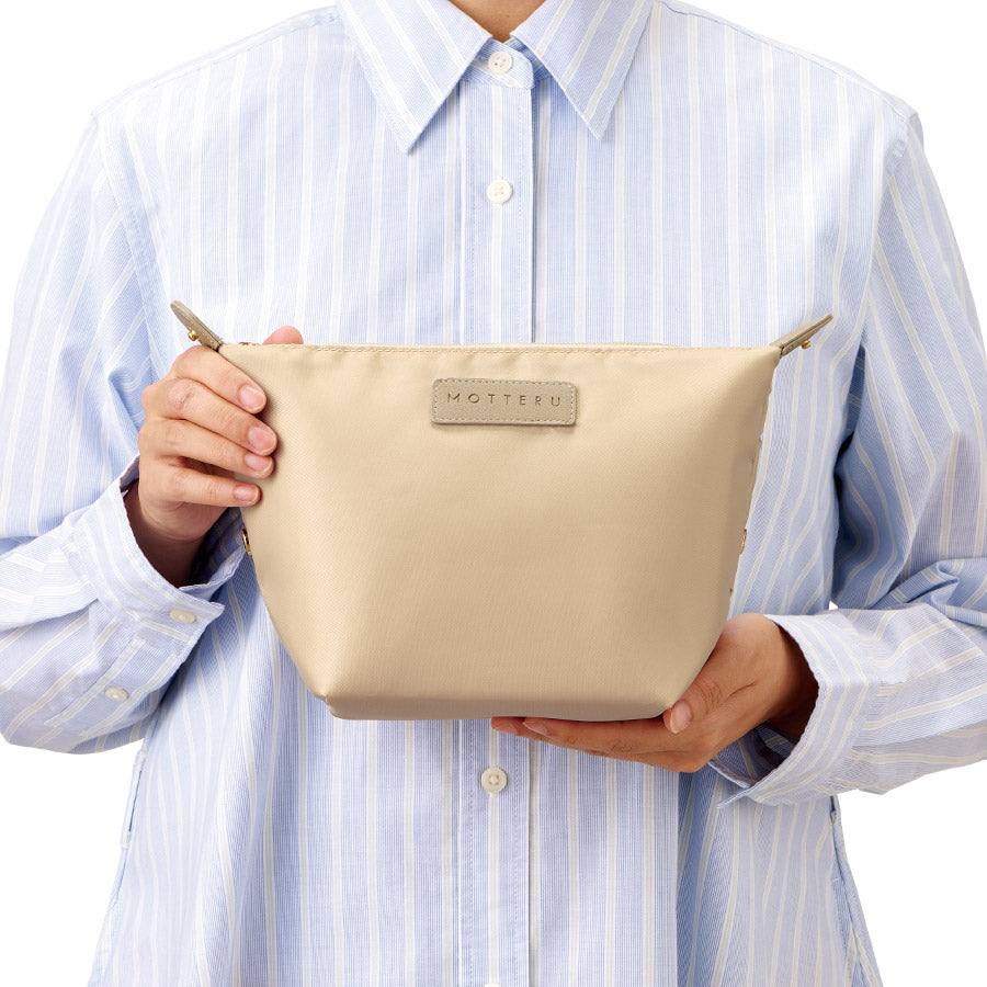 クーラーランチポーチ手に持った時の大きさイメージ