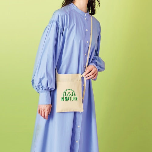 5オンス・厚手ポケット付きコットンサコッシュ型から下げたイメージ