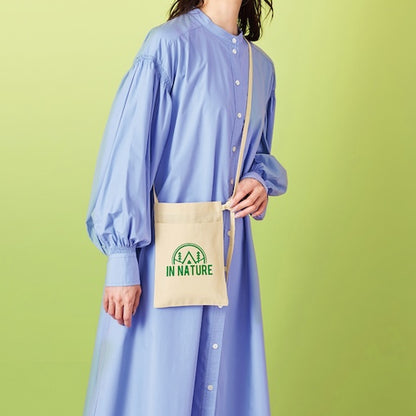 5オンス・厚手ポケット付きコットンサコッシュ型から下げたイメージ