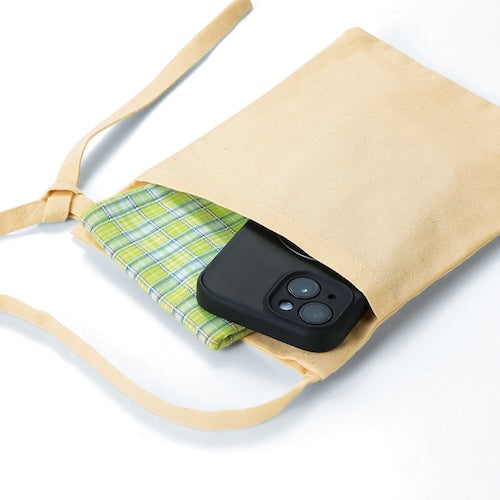 5オンス・厚手ポケット付きコットンサコッシュ中にものを入れたイメージ