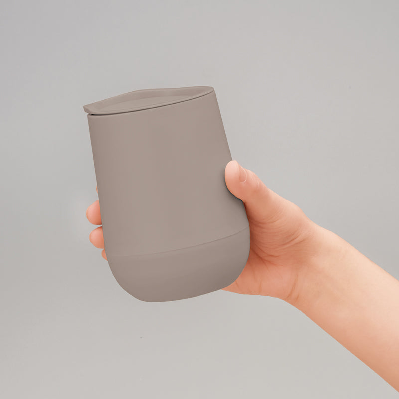 蓋付き二重構造ラウンドタンブラー【色指定可】　手に持った時の大きさイメージ