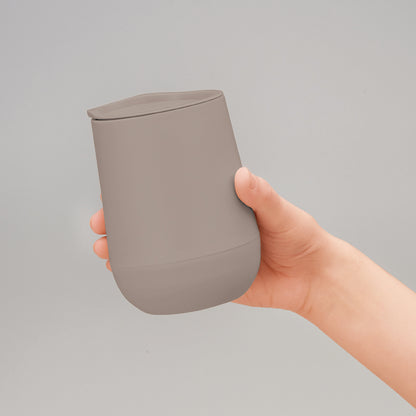 蓋付き二重構造ラウンドタンブラー【色指定可】　手に持った時の大きさイメージ