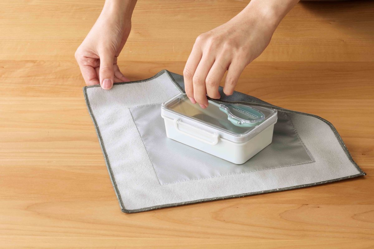 包むの簡単　保冷クロス　使用イメージ(お弁当箱)