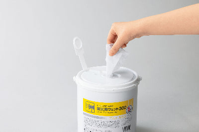 5年保存対応の防災用ウェット300のシートを引き出しているシーン