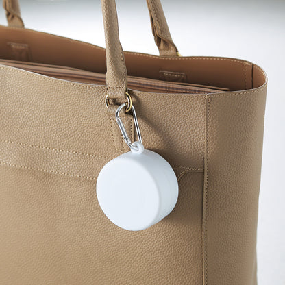 ピルケース付き折りたたみコップ　カバンに付けた時の使用イメージ