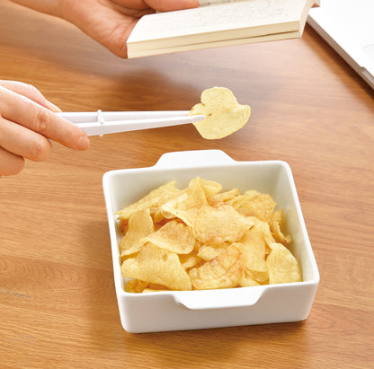 フリッツトング　使用イメージ　ポテトチップス