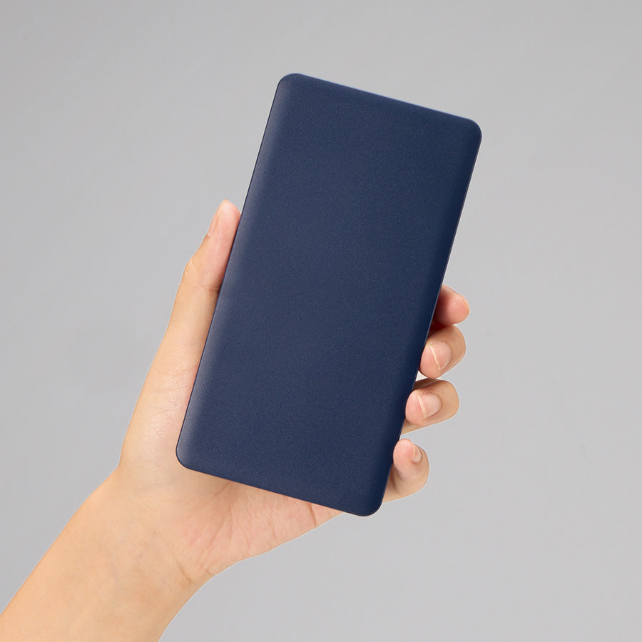 全面印刷できるモバイルチャージャー10000　スクエア　手に持った時の大きさイメージ