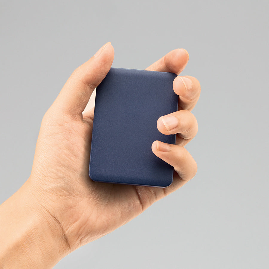 全面印刷できるモバイルチャージャー2500　スクエア　手に持った時の大きさイメージ