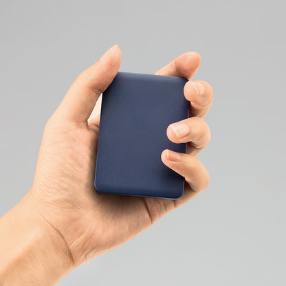 全面印刷できるモバイルチャージャー2500　スクエア　手に持った時の大きさイメージ