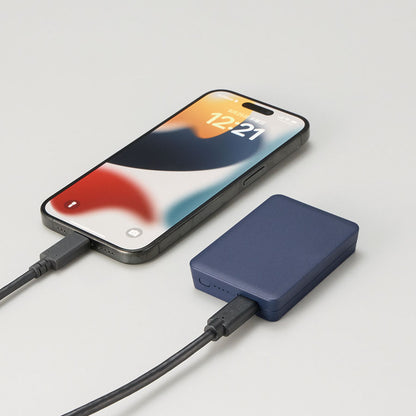 全面印刷できるモバイルチャージャー2500　スクエア　使用イメージ