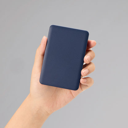 全面印刷できるモバイルチャージャー4000　スクエア　手に持った時の大きさイメージ