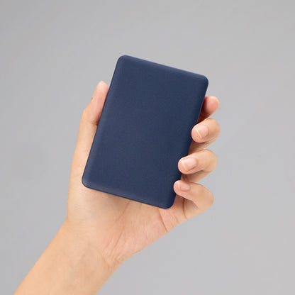 全面印刷できるモバイルチャージャー5000　スクエア　手に持った時の大きさイメージ