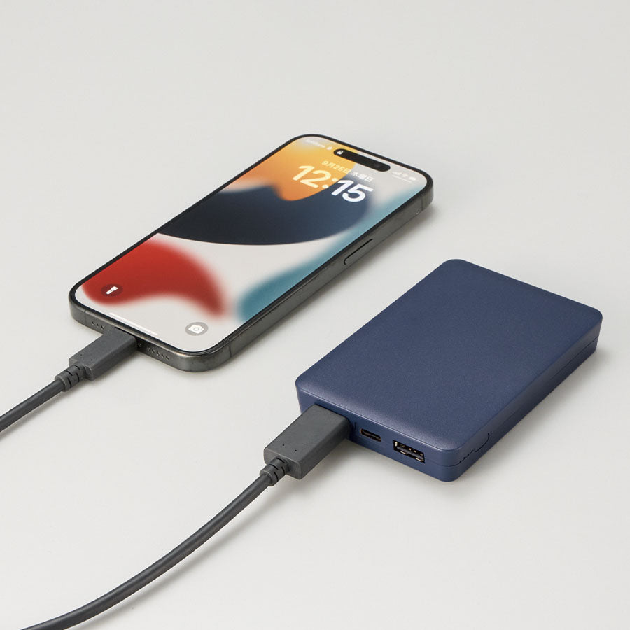 全面印刷できるモバイルチャージャー5000　スクエア　使用イメージ