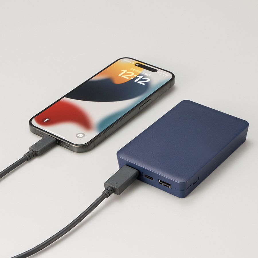 全面印刷できるモバイルチャージャー8000　スクエア　使用イメージ