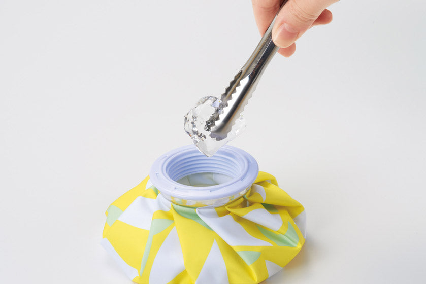 伊砂文様　氷のうに氷をいれるイメージ